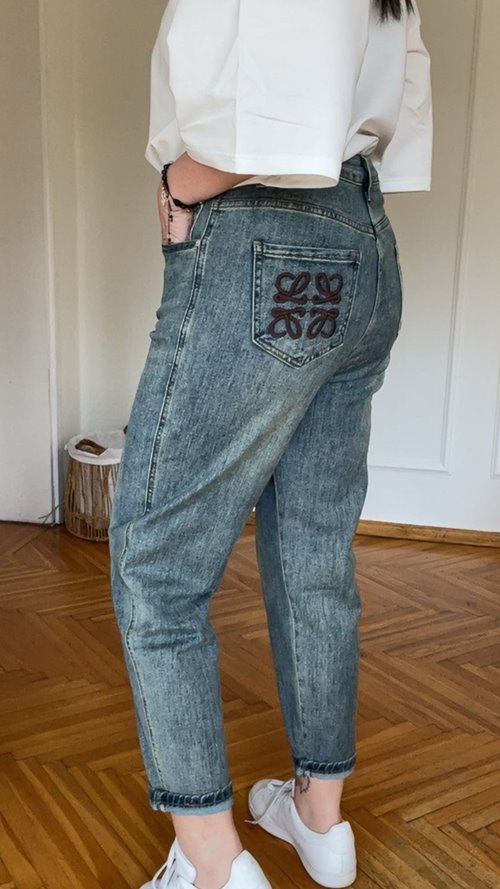 Jeansy mom fit Lovelle logowane czekolada