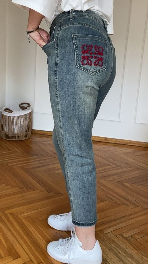 Jeansy mom fit Lovelle logowane czerwień